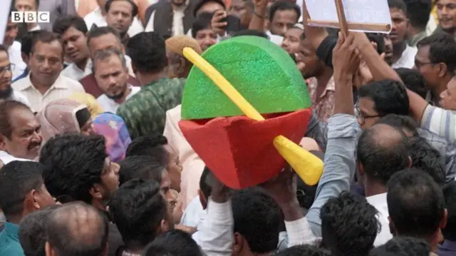 যারা দলের মনোনয়ন পায়নি তাদের ক্ষেত্রে স্বতন্ত্র প্রার্থী হতে বাধা নেই বলে আগেই জানিয়েছে আওয়ামী লীগ। 