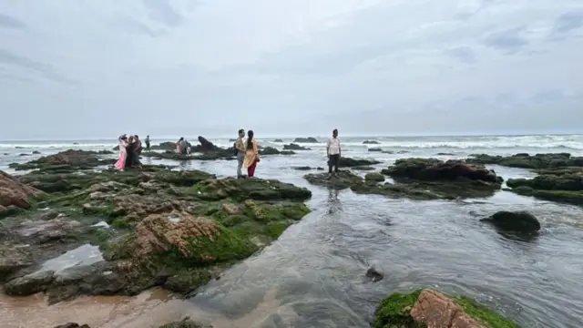 விசாகப்பட்டினம்: கடல் உள்வாங்குவது ஏன்? அதன் ஆபத்துகள் என்ன?