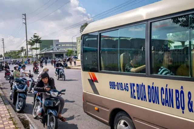 Các công nhân đổi ca vào buổi sáng tại nhà máy GoerTek Inc. ở Khu công nghiệp Quế Võ, tỉnh Bắc Ninh (ảnh chụp tháng 7/2023)