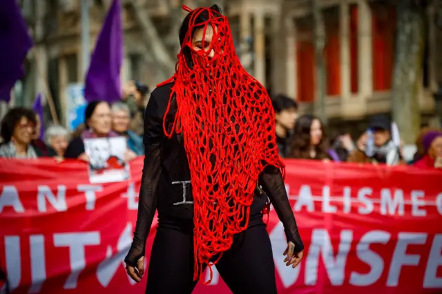 Cientos de personas durante la manifestación convocada por la Assemblea 8M con motivo del Día de la Mujer, el 8 de marzo de 2026, en Barcelona.