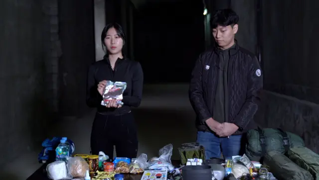 박 씨와 김 씨가 72시간 생존가방 물품을 소개하고 있다.