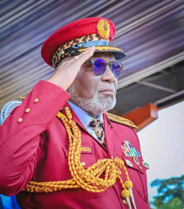Akeredolu lo lewaju awọn gomina to ja fitafita fun idasilẹ ikọ Amọtẹkun lati dẹkun gulegule awọn ọdaran daranadaran lẹkun iwọ oorun gusu Naijiria.