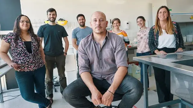 Gonzalo Moratorio con sus colegas en el Laboratorio de Evolución Experimental de Virus en el Instituto Pasteur de Montevideo