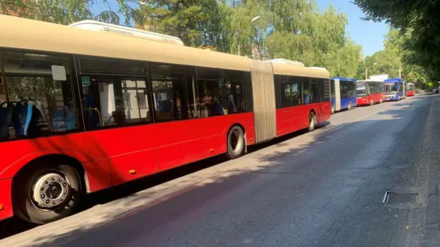 Kolona autobusa ostala je zaglavljena na ulicama Zemuna u petak, 4. jula, prepodne