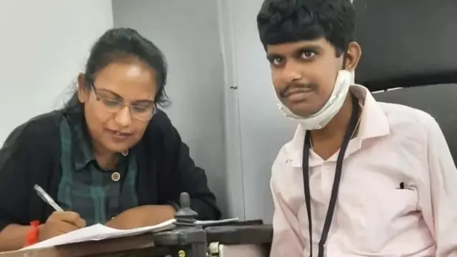 தேர்வெழுதும் கர்நாடக பெண்