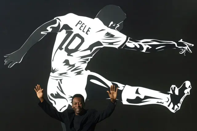 Pelé en una imagen de una patada suya famosa.