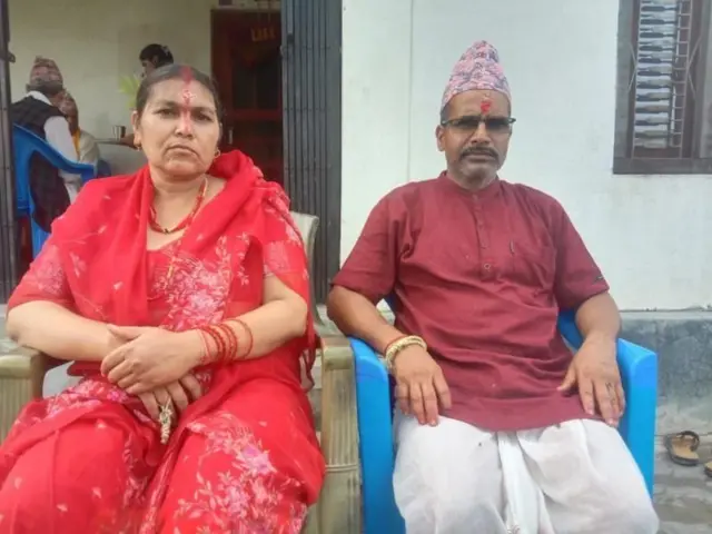 नेपाली विद्यार्थी विपिन जोशीका आमाबुवा पद्मा र महानन्द (फाइल तस्बिर)
