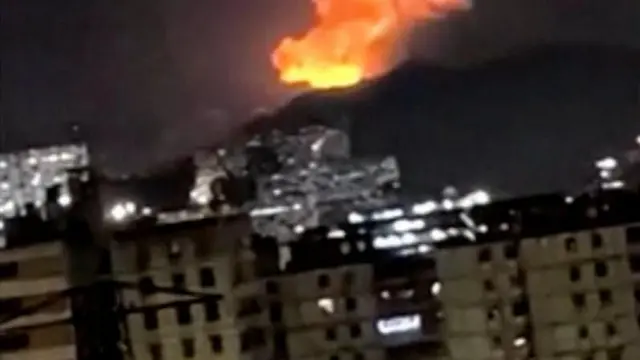 स्फोटानंतर व्हेनेझुएलाच्या राजधानीत ज्वाळा उठल्याचे चित्र होते