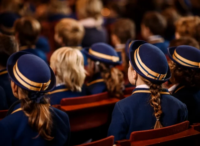 บางคนมีเพื่อนในวัยเด็กที่ฐานะร่ำรวย เพราะเข้าเรียนในโรงเรียนเอกชนของคนชั้นสูง