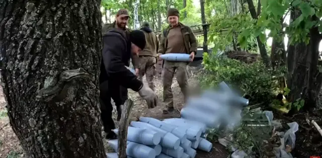 Волчанск шаарынын четиндеги артиллериялык топ совет доорунан калган эски танкалар үчүн снаряддардын кезектеги партиясын алышты.