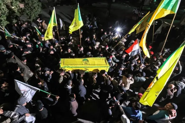 جماهير عراقية تحمل نعشا