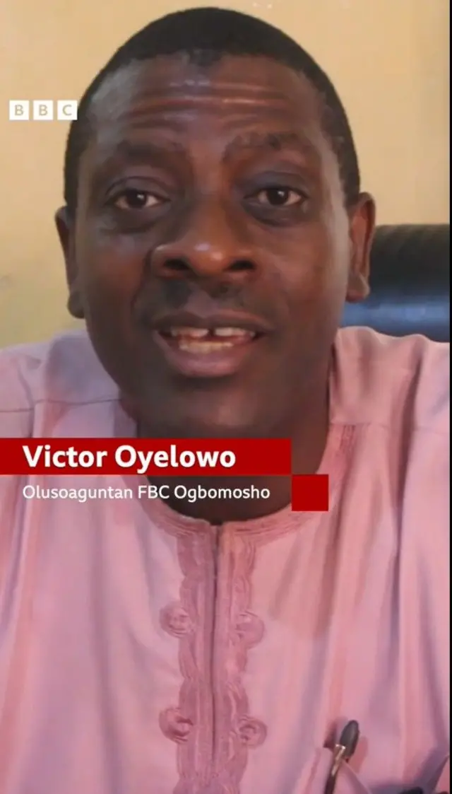 Olusoaguntan Victor Oyelowo ti ijọ onitẹbomi akọkọ nilu Ogbomoso to wa ni Oke Elerin wọ asọ toke tilẹ alawọ alubọsa, ko de fila