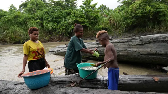 Warga Kampung Anggreso tinggal di pesisir Sungai Mamberamo Raya. Di sungai inilah mereka biasa mandi dan mencuci. 