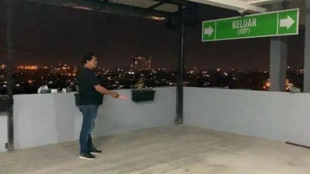 Polisi menunjukkan awal mula lokasi penemuan mayat dalam bak air di Universitas Prima Indonesia (Unpri) Medan. 