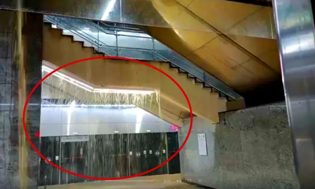 मुंबईमधील वरळी येथील अॅक्वा लाईन 3 चे नुकतेच उद्घाटन झालेले भूमिगत मेट्रो स्टेशन आज सकाळी पाण्याखाली गेले.