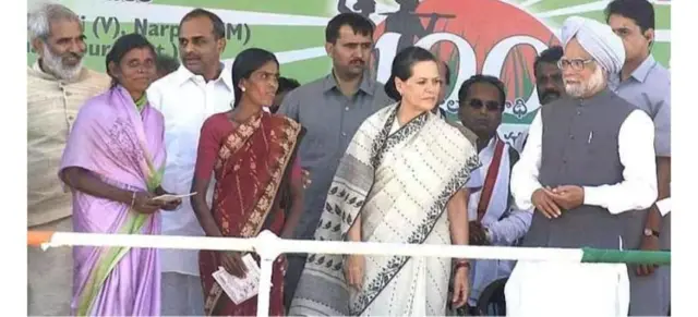 దేశంలోనే మొదటి జాబ్ కార్డు అందుకున్న పెద్దక్క