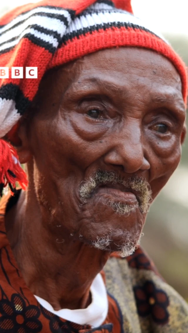 Maazị Anthony n'onwe ya kwuru na ya amaghị afọ a mụrụ ya kpọmkwem, kama, ọ bụ nwata oge nne ya sooro ụmụnwaanyị lụọ ọgụ n'Aba.