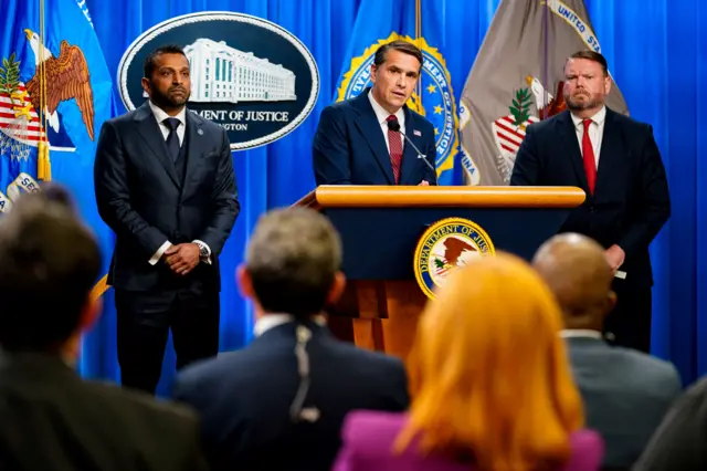 पत्रकार सम्मेलनमा एफबीआईका प्रमुख र कार्यवाहक अमेरिकी महान्यायधिवक्तासहितका अधिकारीहरू। 