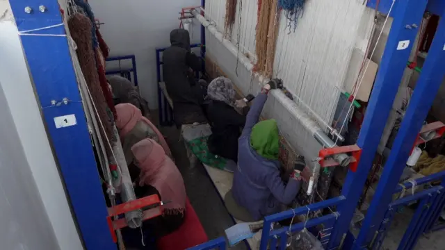 बुनाई करती युवतियां