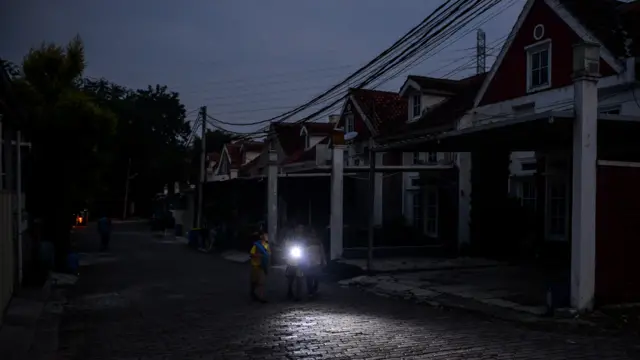 Warga menggunakan senter untuk berangkat menuju masjid saat pemadaman listrik bergilir di Cinunuk, Kabupaten Bandung, Jawa Barat, Jumat (19/6/2026). 