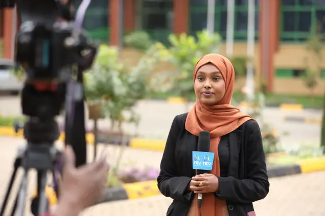 Ruqiyo oo ku jirta shaqo maalmeedkeeda warrarka warbaahinta Nation Media Grpou