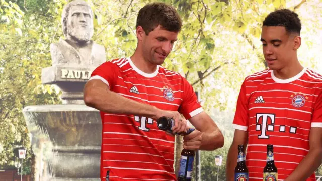 جمال موسیالا که مولر را در پایان دوران بازی‌اش در بایرن و تیم ملی نیمکت‌نشین کرد، او را «مربی» خود توصیف می‌کند و گفته با دقت تلاش می‌کند تا از هوش بازی بالا ومهارت جایگیری‌اش یاد بگیرد