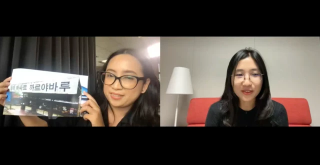 Wartawan BBC News Indonesia (di bingkai kiri) menunjukkan foto halte dengan plang nama yang tertulis dalam aksara Hangeul kepada wartawan BBC News Korea (di bingkai kanan) melalui panggilan video. Plang nama itu bertuliskan 'Halte Pasar Karya Baru'.