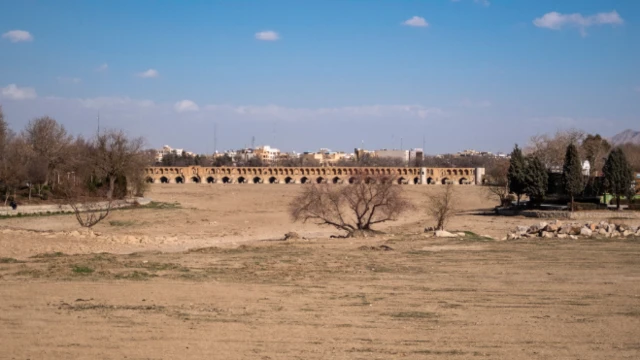 جسر سي وسه بل فوق نهر زاينده رود وقد جفّتْ مياهه