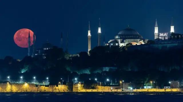 তুরস্কের ইস্তানবুলে হাইয়া সোফিয়া এবং ব্লু মস্কের আকাশে পূর্ণ চাঁদ