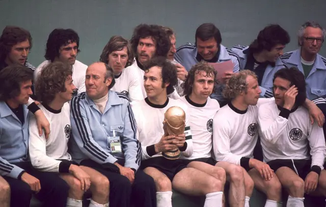 Coupe du Monde 1974, au deuxième rang de gauche à droite : Heinz FLOHE, Gerd MUELLER, Juergen GRABOWSKI, Paul BREITNER, SCHWARZENBEK, ?, Bernd CULLMANN ; au premier rang de gauche à droite : Jupp HEYNCKES, Rainer BONHOF, l'entraîneur Helmut SCHOEN, Franz BECKENBAUER (avec le trophée), Bernd HOELZENBEIN, Berti VOGTS, Wolfgang OVERATH