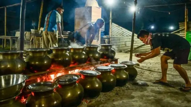 मणिपूरमधील छावणीमध्ये लोक अन्न शिजवत आहेत