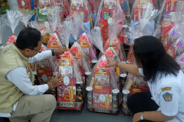 Petugas memeriksa produk makanan saat melakukan intensifikasi pengawasan pangan di salah satu toko ritel di Denpasar, Bali, Rabu (11/3).