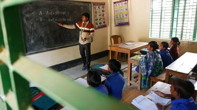 একটি স্কুলে শিক্ষাদান করছেন শিক্ষক, ক্লাসে শিক্ষার্থীদের উপস্থিতিও রয়েছে