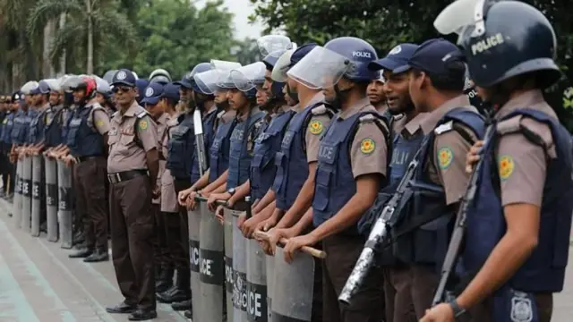দেশের আইনশৃঙ্খলা পরিস্থিতি নিয়ন্ত্রণে পুলিশের ভুমিকা নিয়ে প্রশ্ন উঠেছে