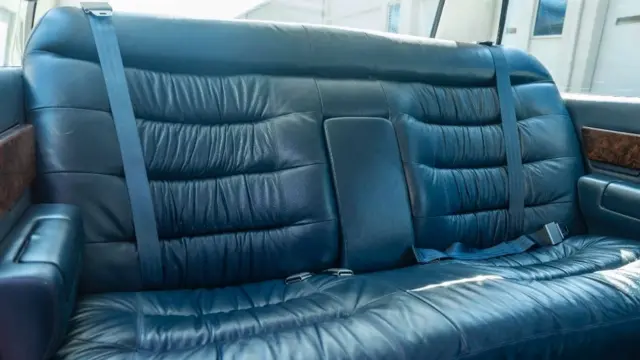 اتاق ماشین با ترکیبی از چرم آبی تیره و چوب تزیین شده است