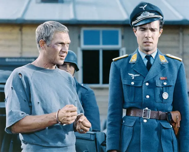 Aktor Steve McQueen di lokasi syuting The Great Escape, yang diadaptasi dari buku karya Paul Brickhill dan disutradarai oleh John Sturges.