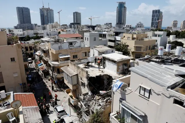  sebuah rumah di Tel Aviv, Israel, Minggu (22/03).