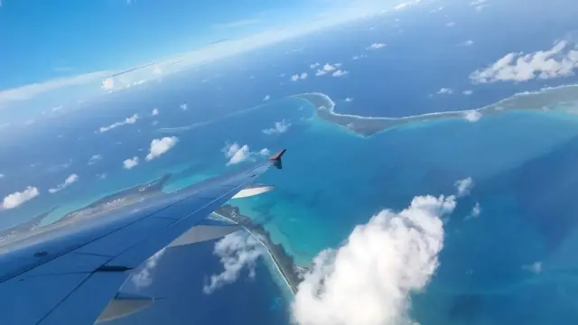 Agace k'iki kirwa, cyo mu majyepfo kurusha ibindi mu bigize Chagos Archipelago, urebeye mu idirishya ry'indege