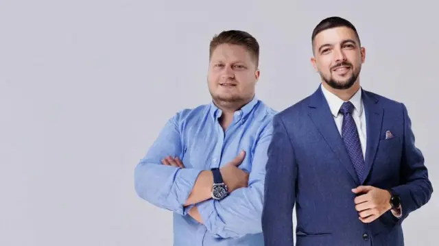 Співзасновники LEV Development стоять поруч у синій сорчці і в синьому костюмі