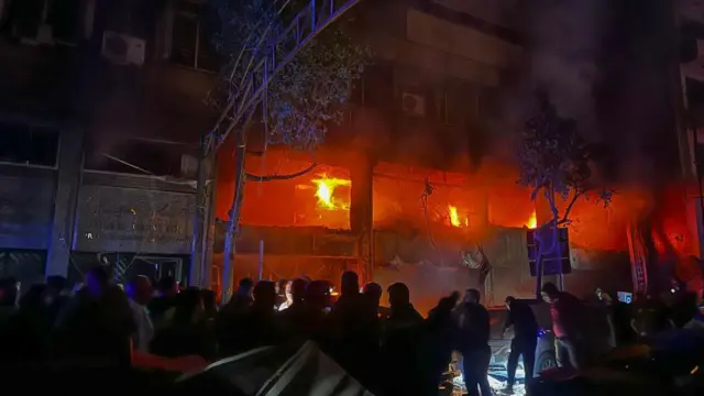 اندلاع حريق في موقع الغارة الإسرائيلية التي استهدفت مبنى في شارع مار الياس في بيروت في 17 نوفمبر/تشرين الثاني 2024.
