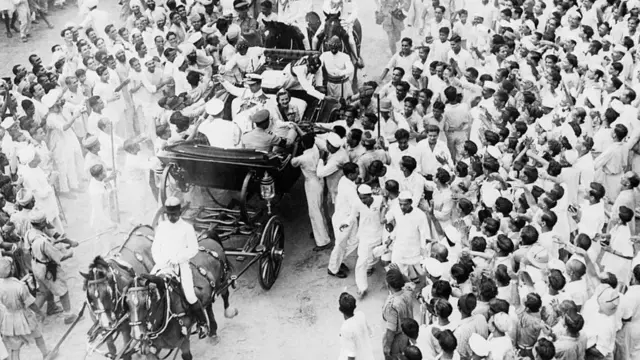 ১৫ই অগাস্ট, দিল্লির রাস্তায় লর্ড মাউন্টব্যাটেনের গাড়ি ঘিরে উচ্ছসিত মানুষ