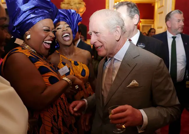 Les membres de la diaspora nigériane au Royaume-Uni ont rencontré le roi Charles III lors d’une réception spéciale organisée au palais Saint James en amont de la visite du président, et ont célébré l’événement avec des tenues traditionnelles colorées, de la musique nigériane et des plats tels que le jollof rice.