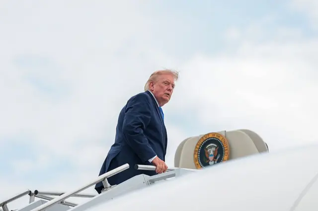 El presidente Donald Trump sube al avión Air Force One. 