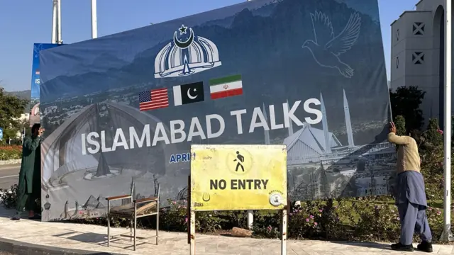 Рабочие демонтируют рекламные щиты после завершения мирных переговоров между США и Ираном в Исламабаде, Пакистан, 12 апреля 2026 года.