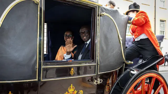 Busingye ni ambasaderi w'u Rwanda i Londres kuva mu 2022, aha yari agiye guha inyandiko zimuhesha uwo mwanya uwari Umwamikazi Elizabeth II