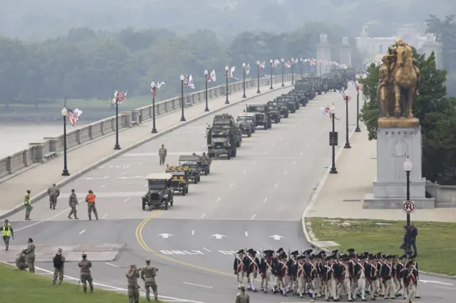 Una fila de Jeeps antiguos transita por un puente de Washington DC