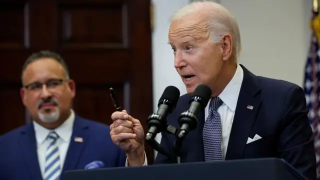 El presidente Biden junto al secretario de Educación Miguel Cardona