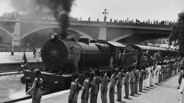 1947లో స్వాతంత్ర్యానికి ముందు, దిల్లీ నుంచి పాకిస్తాన్‌లోని కరాచీకి కార్మికులను తీసుకొచ్చిన రైలు