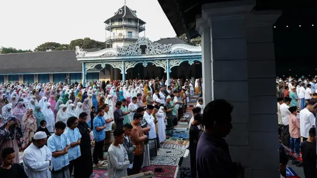 Suasana salat Idulfitri 1444 H di halaman Keraton Kasunanan Surakarta Hadiningrat Solo, Jawa Tengah, Jumat (21/04). Salat Idulfitri juga akan dilaksanakan di lokasi tersebut pada Sabtu (22/04).