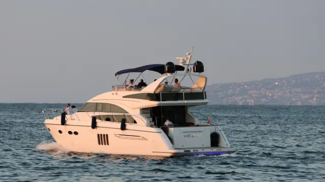 Ubu bwato busanzwe ari ubwo abinezereza, ariko ubu bufasha abahunga Libani bagana Turkey canke Chypre.